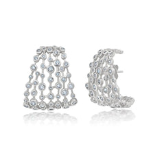 Cargar imagen en el visor de la galería, Aretes Huggie medianos con brillantes biselados