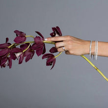 Carica l'immagine nel visualizzatore di Gallery, Pulsera con circonitas transparente y zafiro biseladas